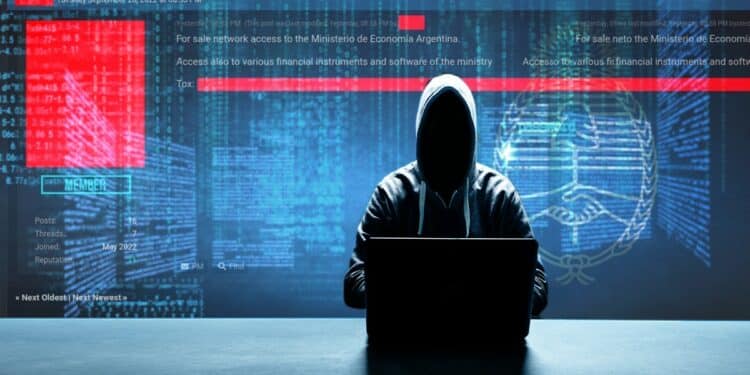 hacker en computadora con página del ministerio de Economía dde Argentina y código en el fondo