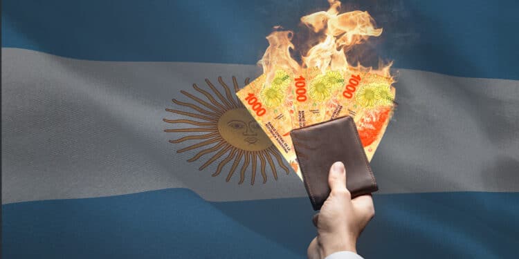Pesos argentinos en llamas con bandera de Argentina