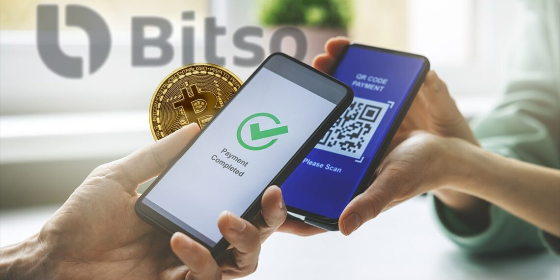 persona culminando pago de bitcoin con código QR y logo de Bitso en el fondo