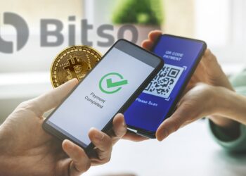 persona culminando pago de bitcoin con código QR y logo de Bitso en el fondo