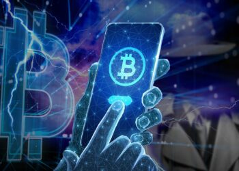 manos digitales sostienen teléfono con logo de bitcoin en red de bitcoin con relámpagos y persona anónima en el fondo