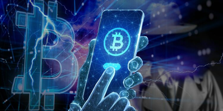 manos digitales sostienen teléfono con logo de bitcoin en red de bitcoin con relámpagos y persona anónima en el fondo