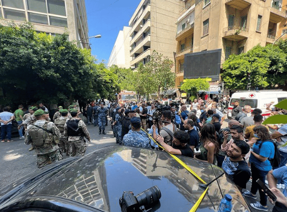 Prensa, policía y testigos frente al banco del Líbano que no liberaba los fondos de un cliente