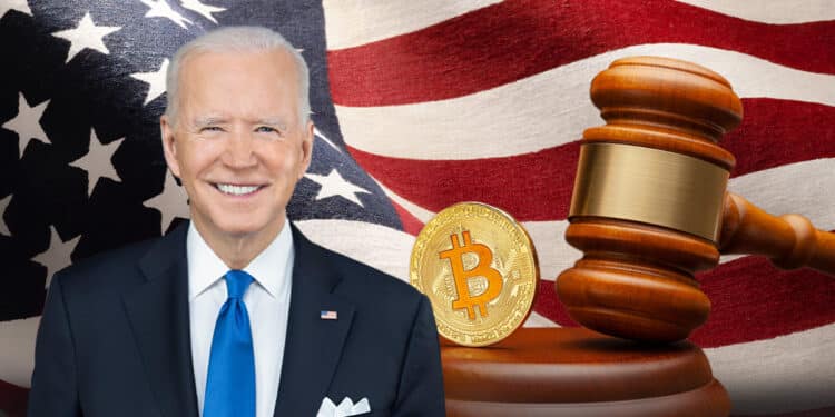 Biden junto a un bitcoin y un martillo de juez acompañados por la bandera de Estados Unidos.