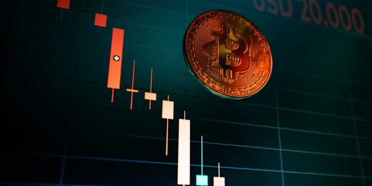 moneda de bitcoin cayendo con gráfico de precio bajista en el fondo