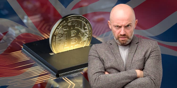 Autoridad enojada junto a bitcoin y la bandera de Reino Unido.