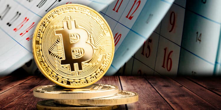 moneda de bitcoin sobre mesa con calendario pasando hojas en el fondo