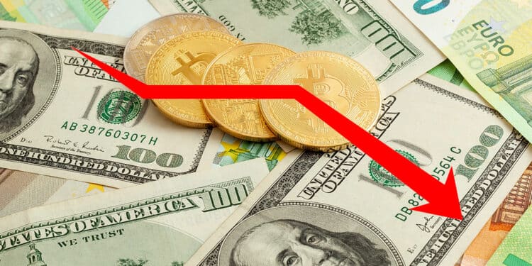 flecha bajista sobre monedas de bitcoin sobre billetes de euro y dolares