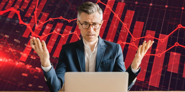 Trader dudando con gráfico rojo