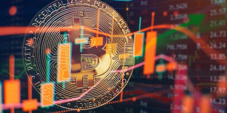 moneda de bitcoin con gráfico de precio bajista y flecha señalando subida borrosa en el fondo