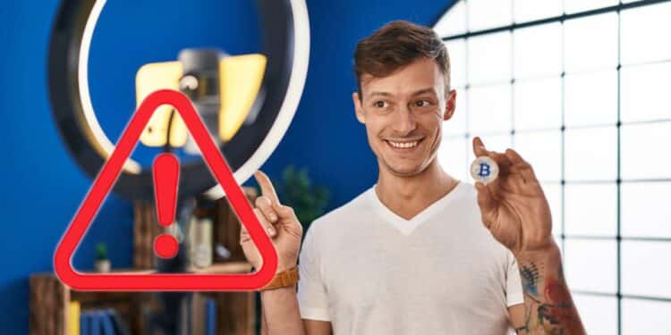 signo de advertencia en frente de influencer sosteniendo moneda de bitcoin