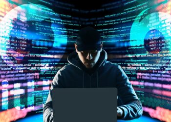 hombre usando computadora con código en el fondo y logos de GitHub y Tornado cash superpuestos