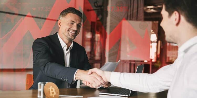 moneda de bitcoin sobre escritorio de empresario contratando empleado con gráfico bajista en el fondo