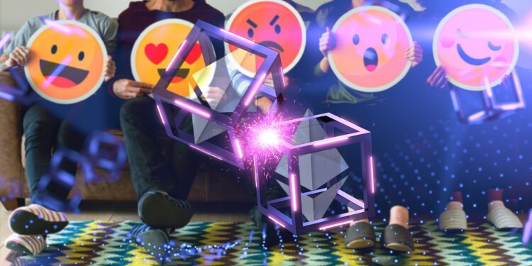 personas sostienen emojis con expresiones detrás de bloues de ethereum fusionandose