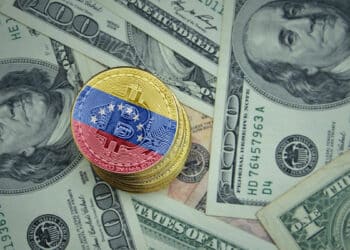 Bitcoin con bandera de Venezuela acompañado de dolares.