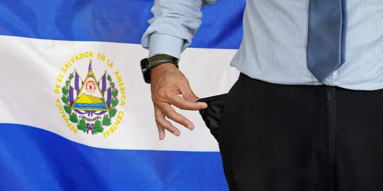 Bandera de El Salvador junto a hombre afectado por la inflación.