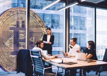 Empresas de El Salvador junto a bitcoin.
