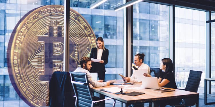 Empresas de El Salvador junto a bitcoin.