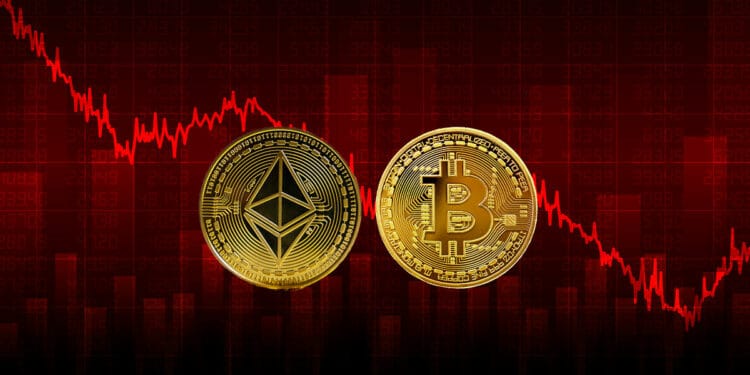 monedas de bitcoin y ethereum sobre gráfico de precio bajista en rojo
