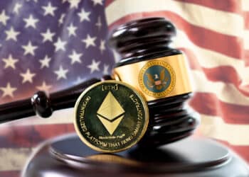 Ethereum junto a un martillo acompañado de la bandera de Estados Unidos.