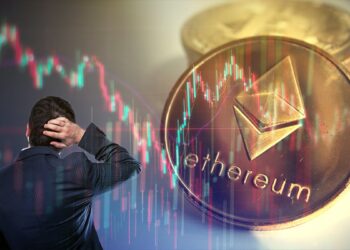 hombre observa con curiosidad gráfico de precio junto a moneda de ethereum