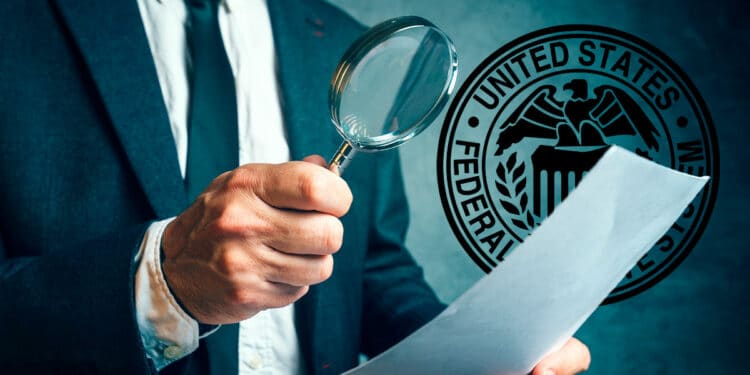 Persona con lupa evaluando documento relativo a echanges de bitcoin con logo de la FED al fondo