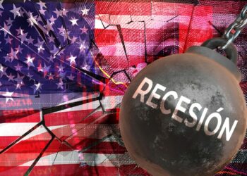 bola demoledora de la Recesión rompiendo pared con bandera de Estados Unidos, dólar estadounidense y mercado