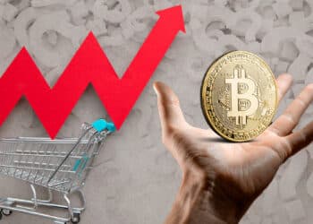 Bitcoin junto a flecha roja que representa la inflación.