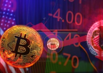 moneda de bitcoin con gráfico bajista en frente de podio de anuncios de ña Reserva Federal de los Estados Unidos