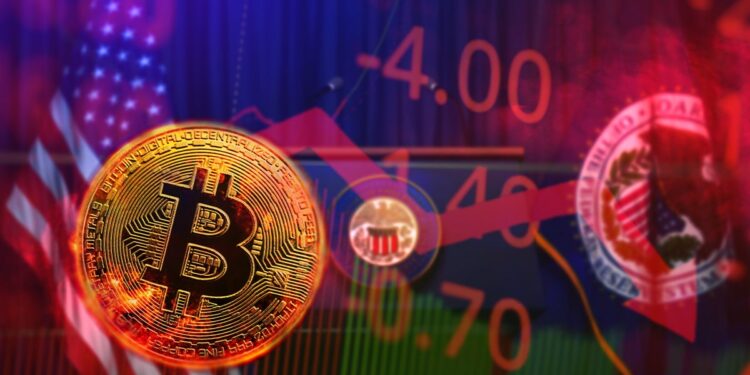 moneda de bitcoin con gráfico bajista en frente de podio de anuncios de ña Reserva Federal de los Estados Unidos