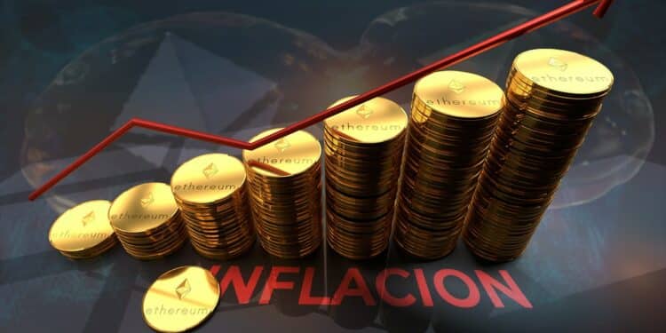 flecha creciente sobre monedas de ethereum apiladas en mesa con relflejo de la fusión de ethereum