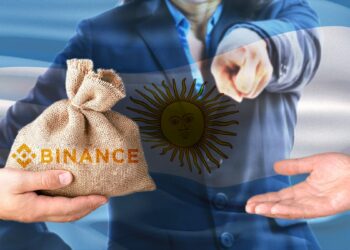 personas intercambian bolsa de dinero con logo de binance mientras mujer señala dando orden con bandera de Argentina superpuesta