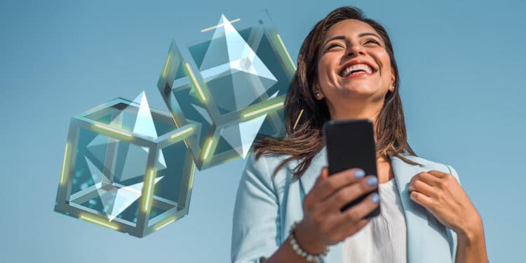mujer sonriendo al teléfono con bloques de ethereum fusionandose en el fondo