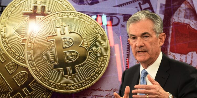 Jerome Powell junto a monedas de bitcoin sobre billetes de dólares con gráfico bajista superpuesto