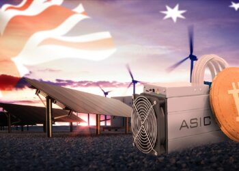 moneda de bitcoin apoyada en equipo ASIC con páneles solares y bandera de australia en el fondo