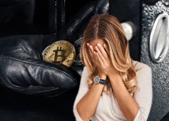Mujer estafada al lado de un bitcoin.