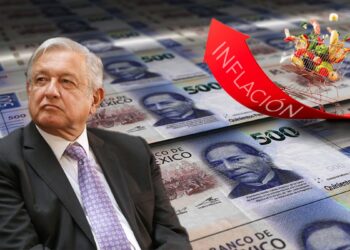 López Obrador en frente de billetes de pesos mexicanos con inflación incrementando