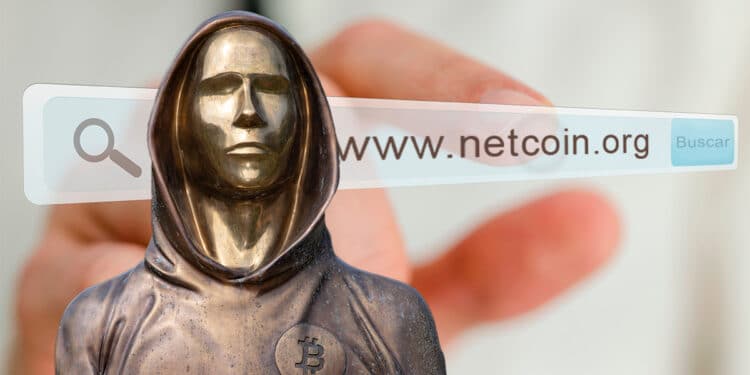 Estatua de Satoshi Nakamoto junto al dominio inicial de bitcoin.