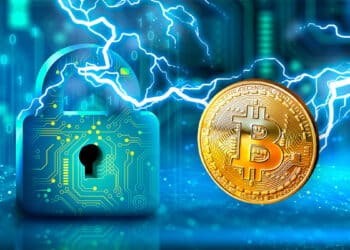 Candado denota seguridad y Bitcoin con relampagos que representan Lightning Network