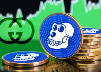 Apecoin apilada con logo de Gucci y gráfico verde