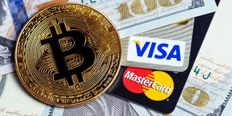 moneda de bitcoin sobre tarjetas de visa y mastercard