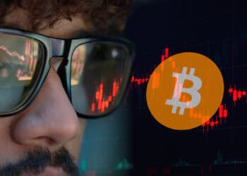 Trader junto a bitcoin.