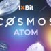 Criptomonedas ATOM flotando alrededor de los logos de 1xBit y Cosmos Network.