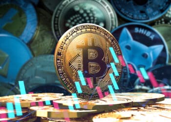 Bitcoin junto a otras criptomonedas con un gráfico en subida.