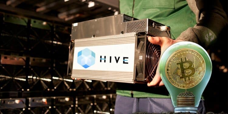 Un hombre sosteniendo un minero de criptomonedas con un bombillo verde al lado.