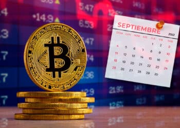 Bitcoin junto a calendario con mes de septiembre, junto a unos gráficos.