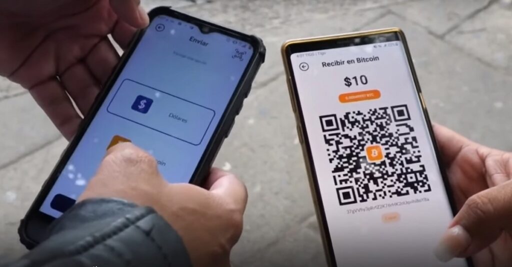 personas enviando y recibiendo pagos en bitcoin en el salvador