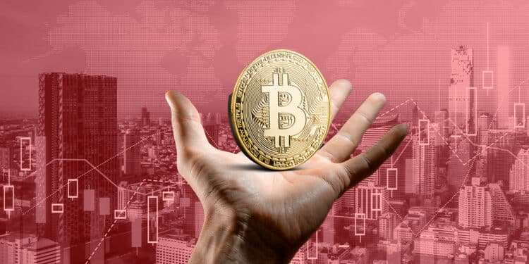mano sostiene moneda de bitcoin con ciudad en rojo en el fondo