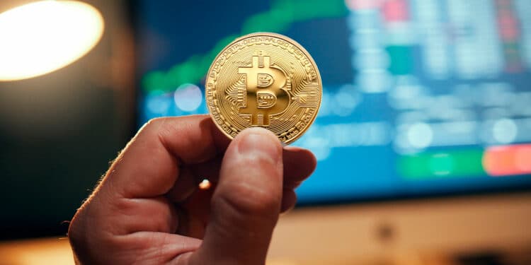 Mano de trader con BTC