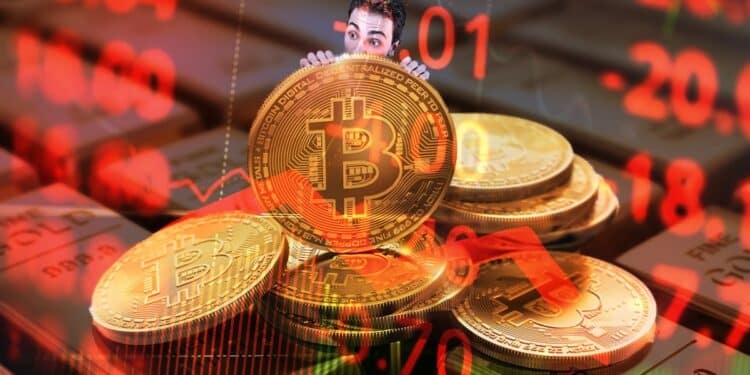 hombre escondido detrás de monedas de bitcoin con gráfico de precio bajista superpuesto